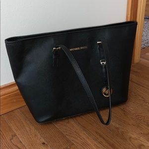 Black Michael Kors purse and wallet